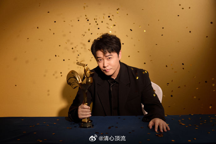 陈思诚说回望来路才更有底气向前年度喜剧电影颁给《唐探1900》真的很合适！陈思诚