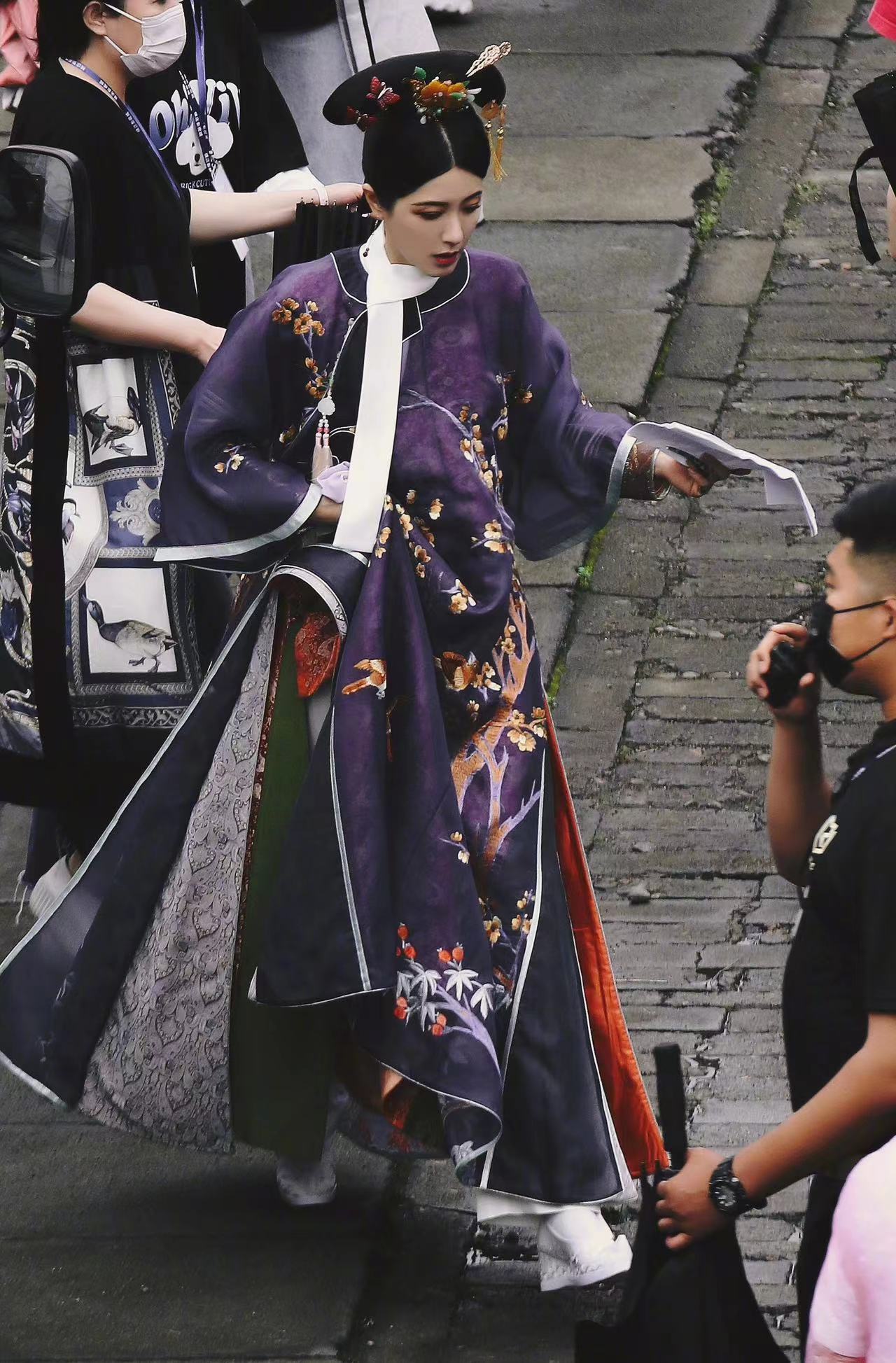 #曾黎首个清宫角色##曾黎都演太妃了#新剧定档官宣，清宫造型端庄大方，期待曾黎饰