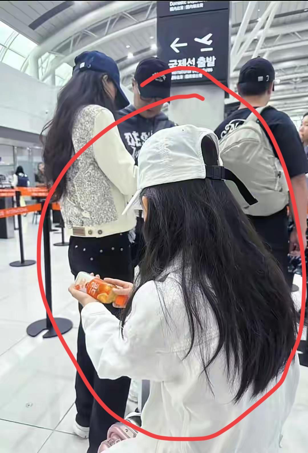 简直要惊呆了，
汪峰在机场和森林北上演恩爱，

旁边行李箱上坐着的女孩竟然是
