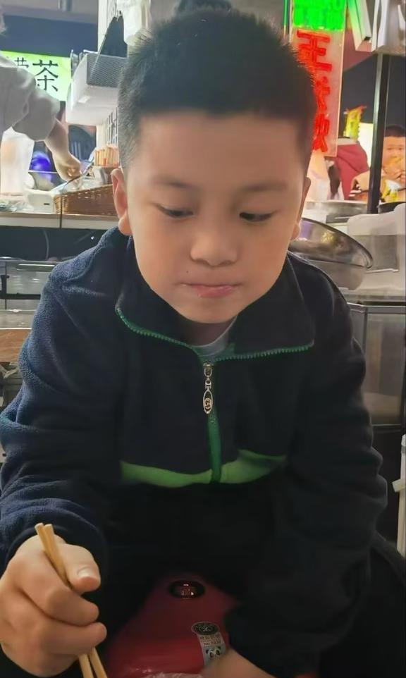 别划走了帮帮男孩回家吧
声明一下是帮忙转发的
紧急寻人启事
各位街坊邻居、朋友：