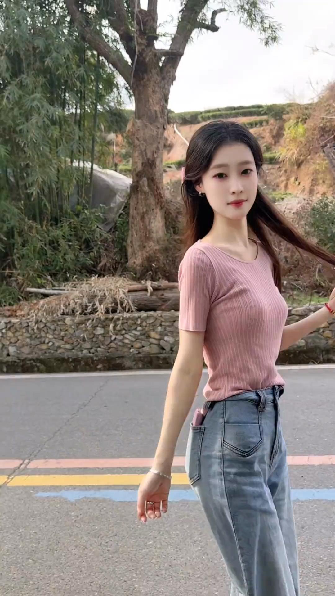 竹影斜斜入画来，红袖添香夜未央。