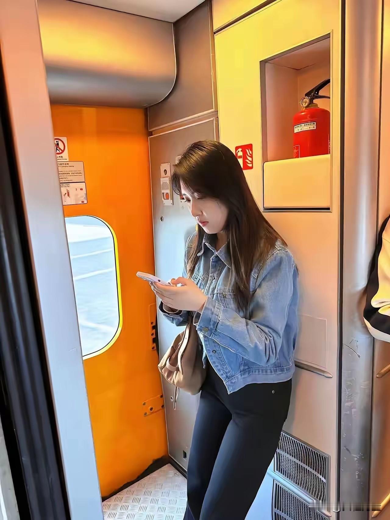 我弟弟三十多了，还养活不了自己
整天游手好闲，不学无术
开口问我借20000块