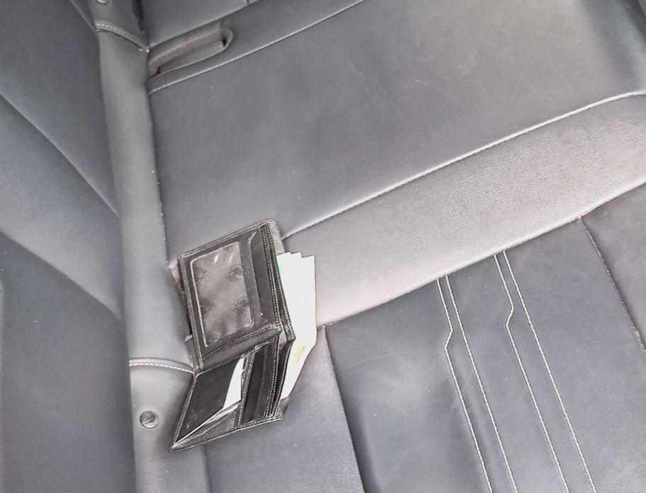 乘客遗落钱包的哥拾金不昧及时送还