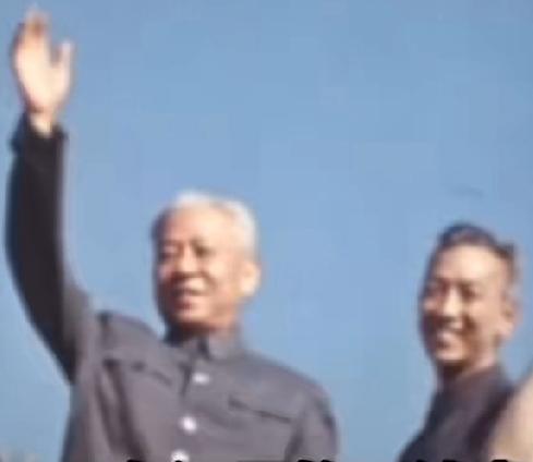 我思来想去，并查阅了大量资料，还未看出右边这位人是谁。
      博古通今的你