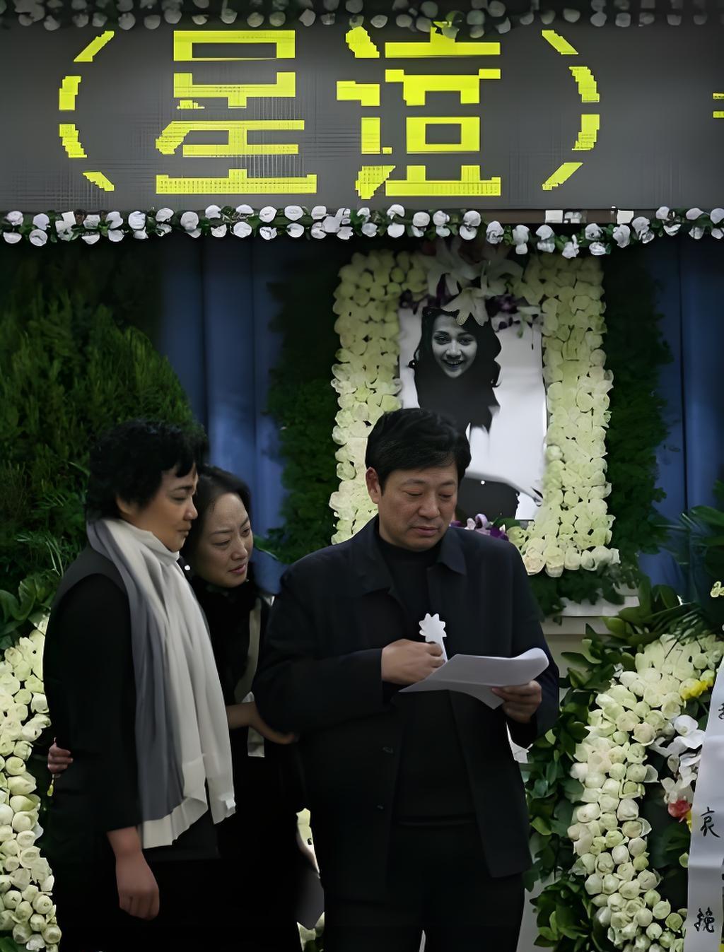 潘星谊葬礼上，一张罕见的留影，这张照片拍摄于2009年2月23日，地点是北京八宝