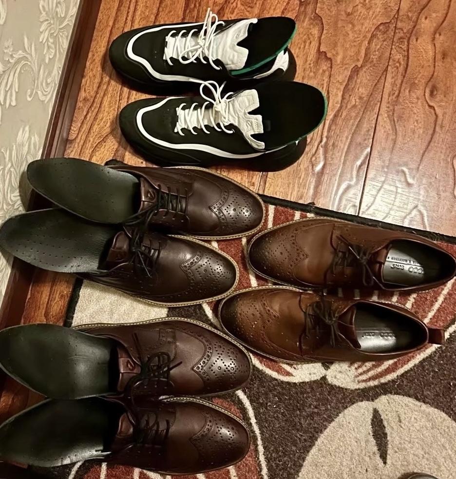 人到中年，每次皮鞋穿坏了以后总舍不舍得扔，总想把鞋带和鞋舌头留下。
这个情结持续