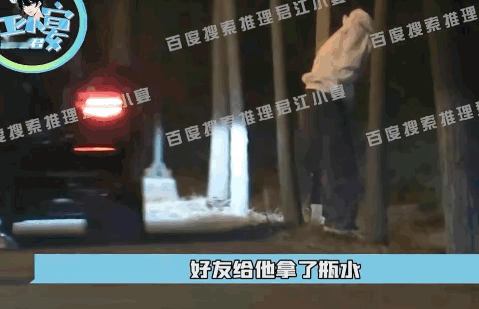 #鹿晗在路边吐了#鹿晗拍完广告从片场走出来，一身休闲打扮，头戴灰色针织帽，和朋友