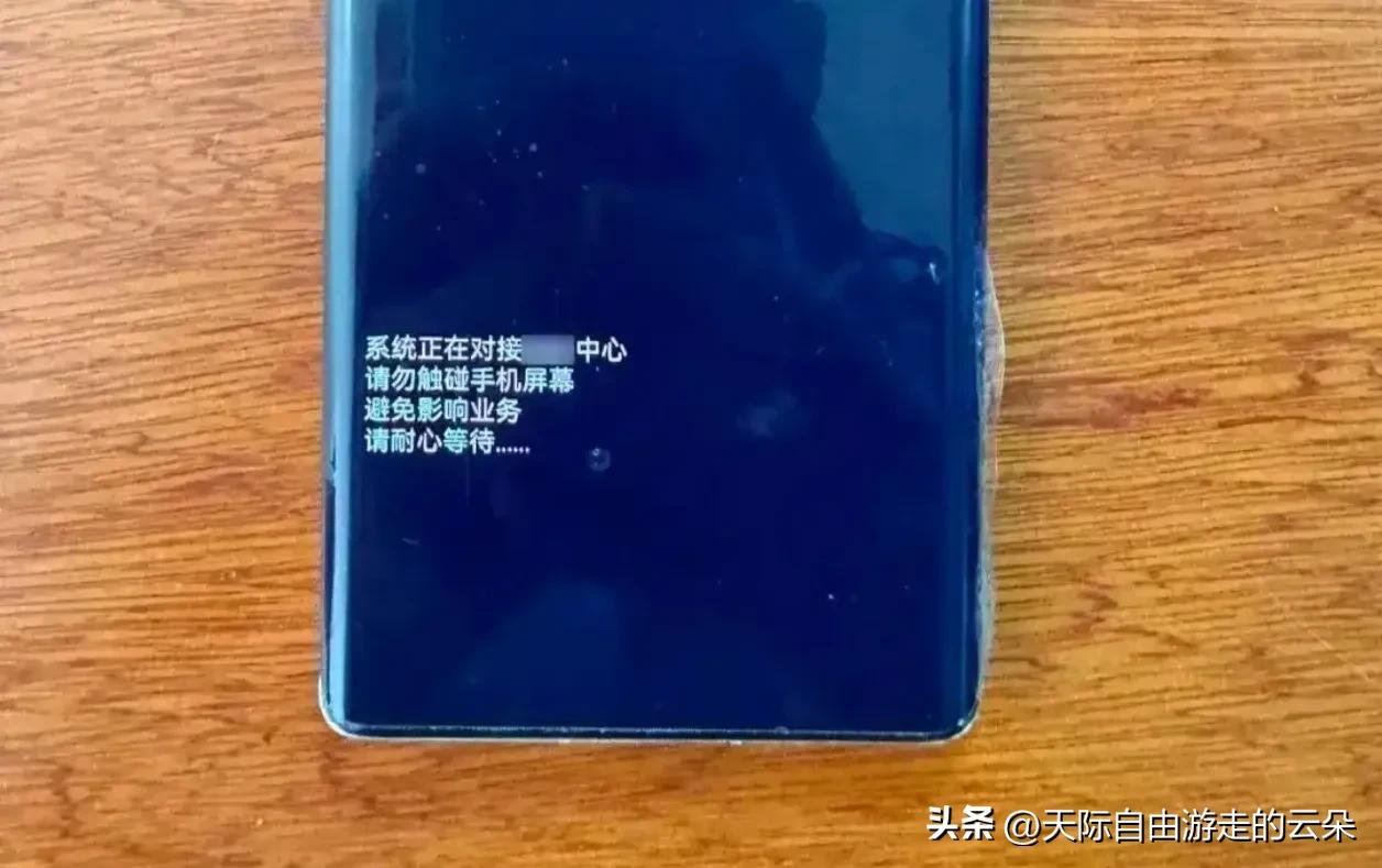 女子手机黑屏卡里105万差点没了！民警用一根取卡针抢回巨款，这波操作我看呆了

