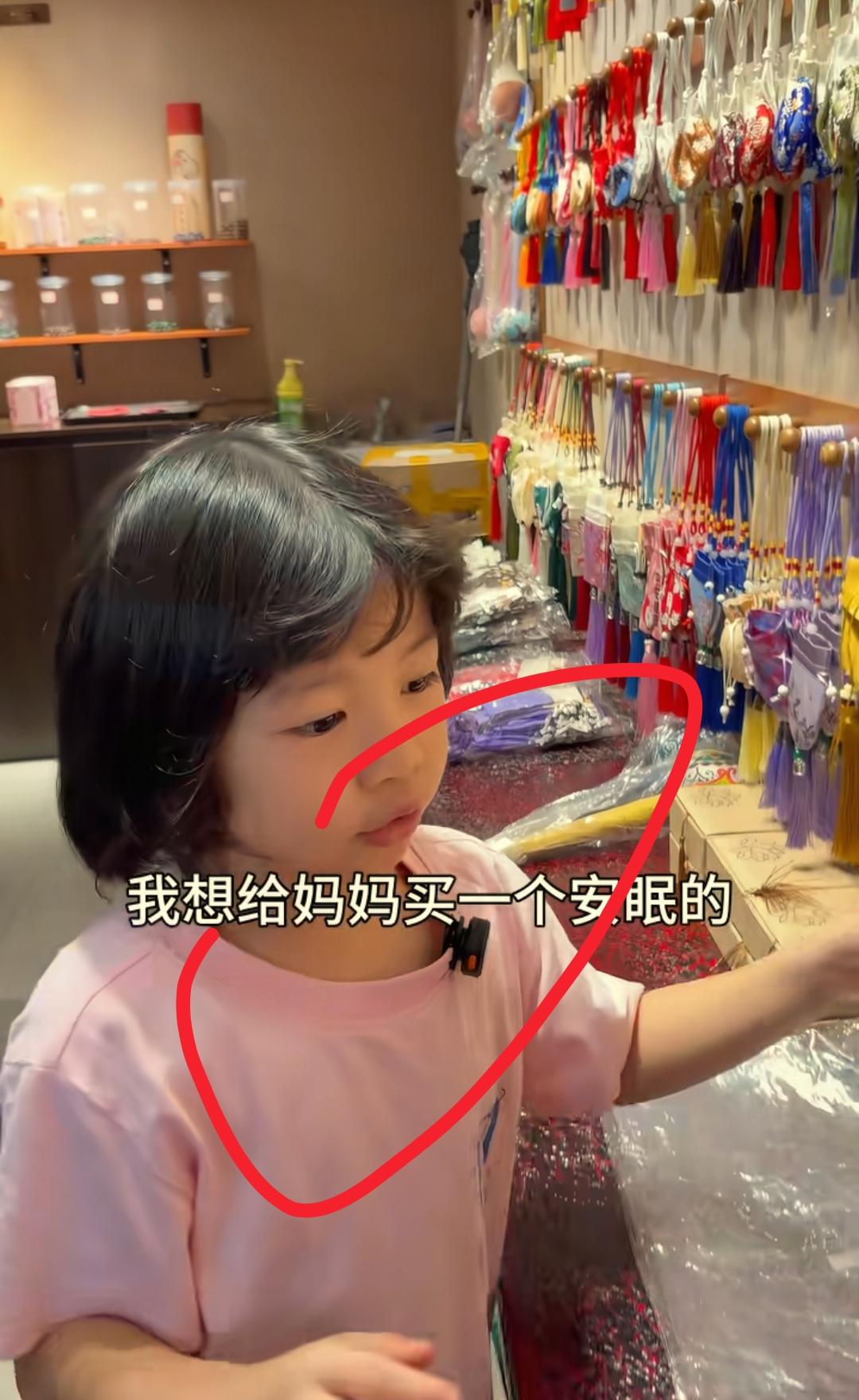 现在全网最折腾的老人就是老黄了吧！
不是因为晚年得女，也不是因为老伴生病
而是因
