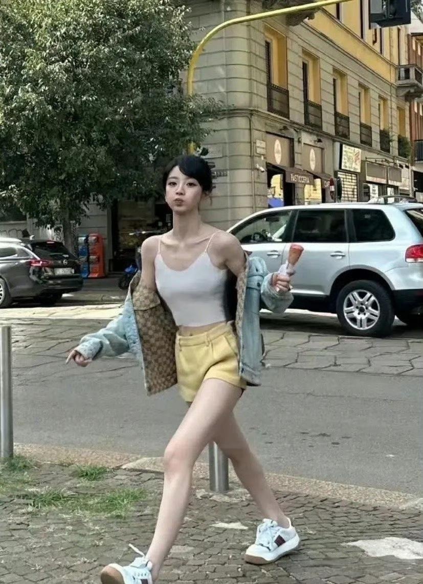 果然人不可貌相，被娃娃脸的田曦薇给骗了，原来她这么高 