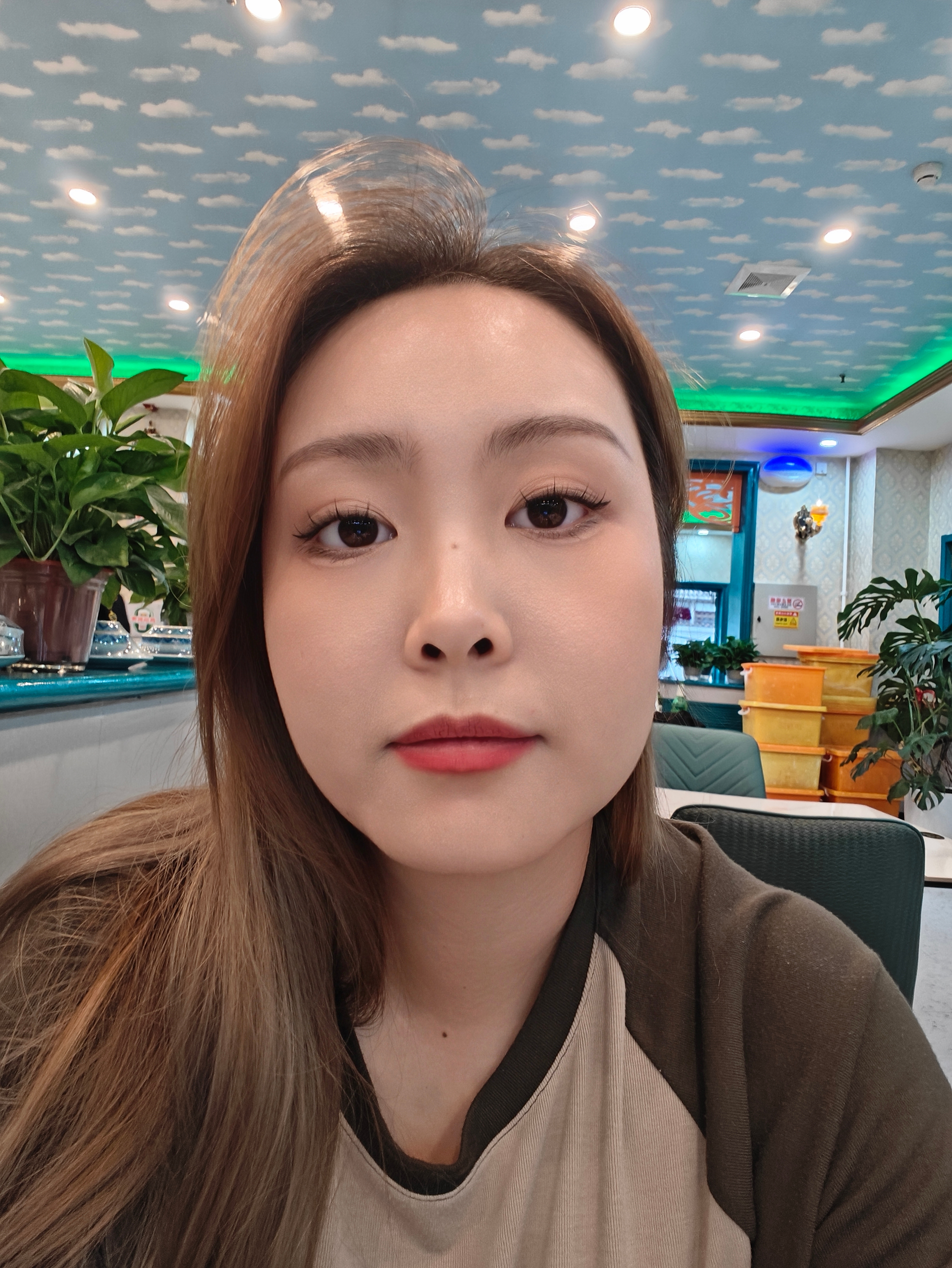 今天又是努力工作的一天拍了4条视频收工啦自拍两张📸(^_^)零跑B10，小伙伴