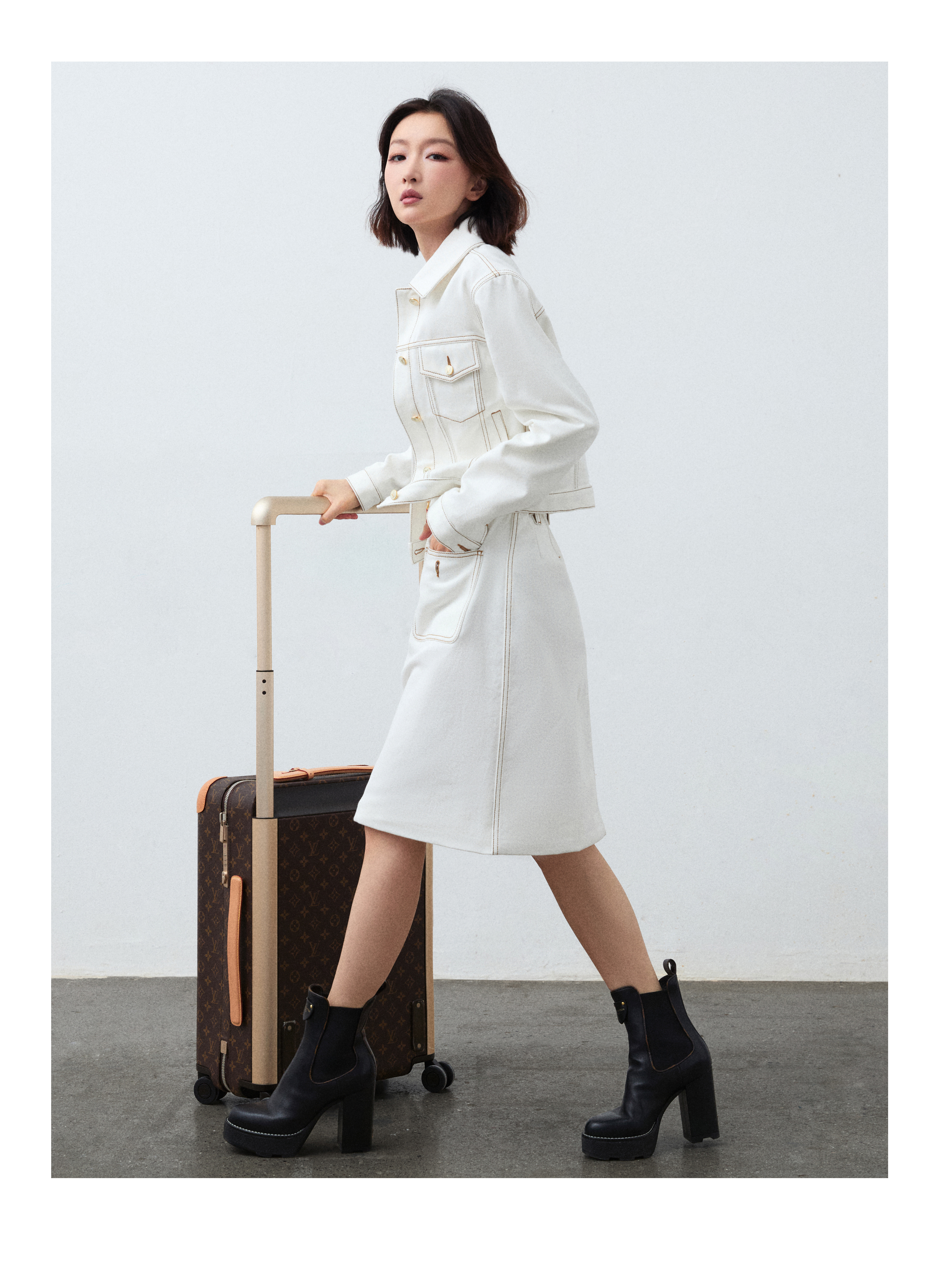 周冬雨｜巴黎时装周 冬雨出发了！一袭浅色牛仔裙装启程巴黎时装周，即将以品牌代言人