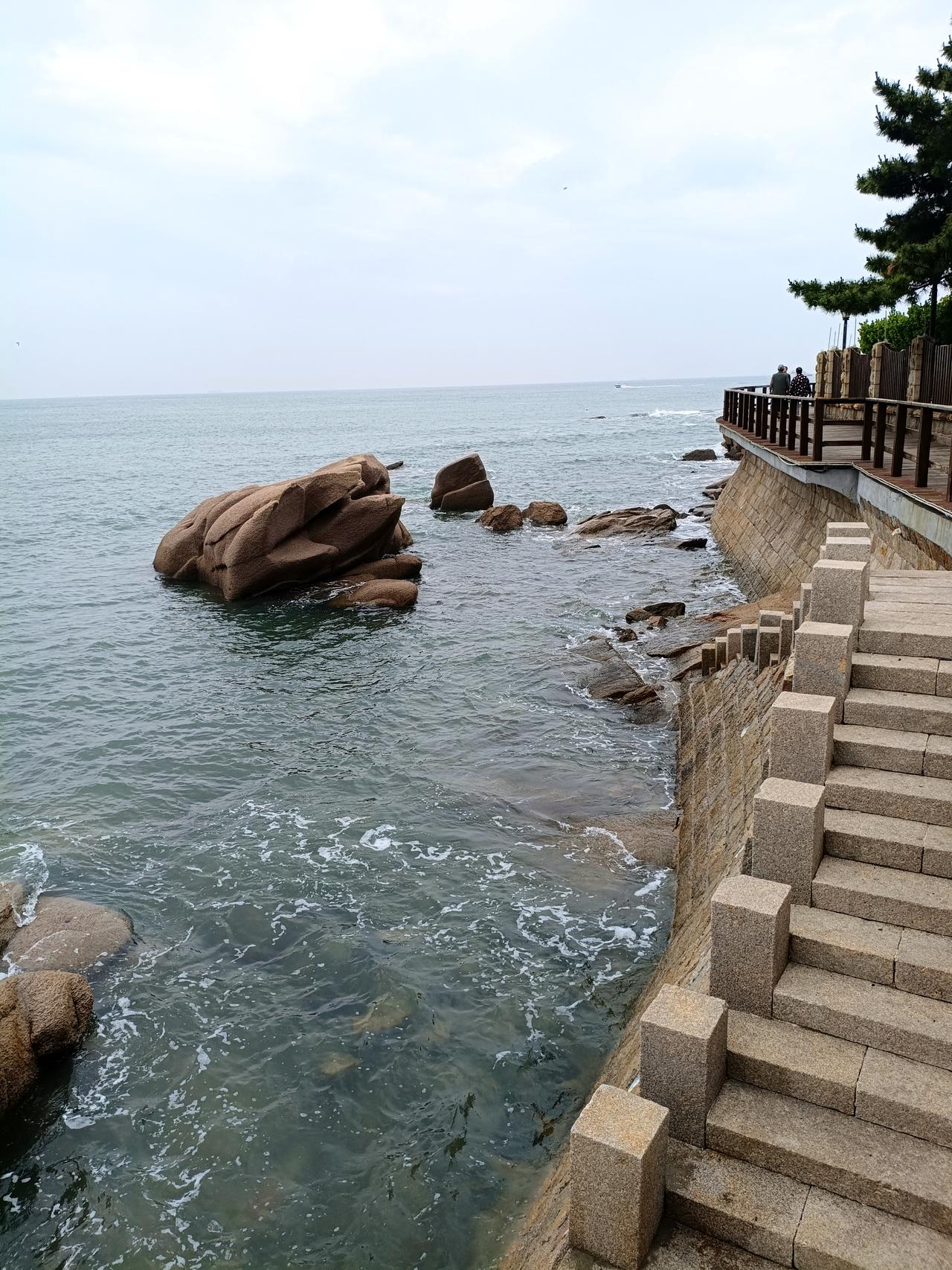 儿子天生就应该随父姓吗?
儿子随父亲姓应该是传统文化的约定成俗，法律也没有明文规