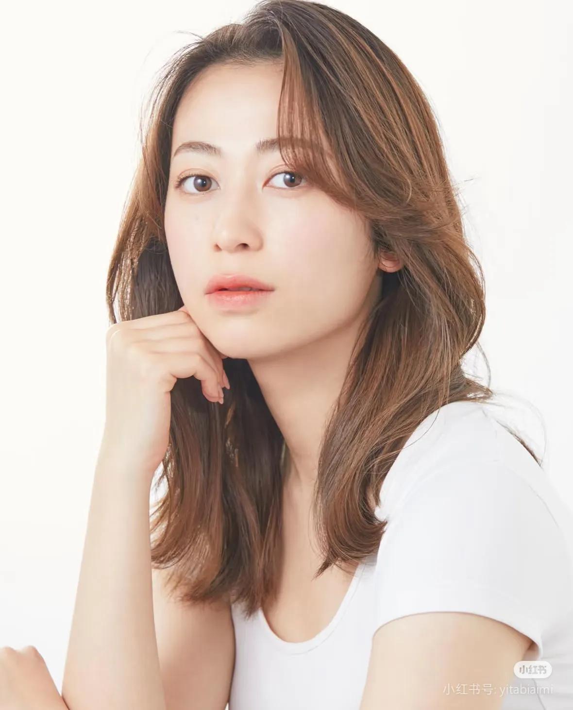 话说日本近几年就推出了许多颜值和气质都相当不错的新晋模特，而爱海就是其中之一。凭