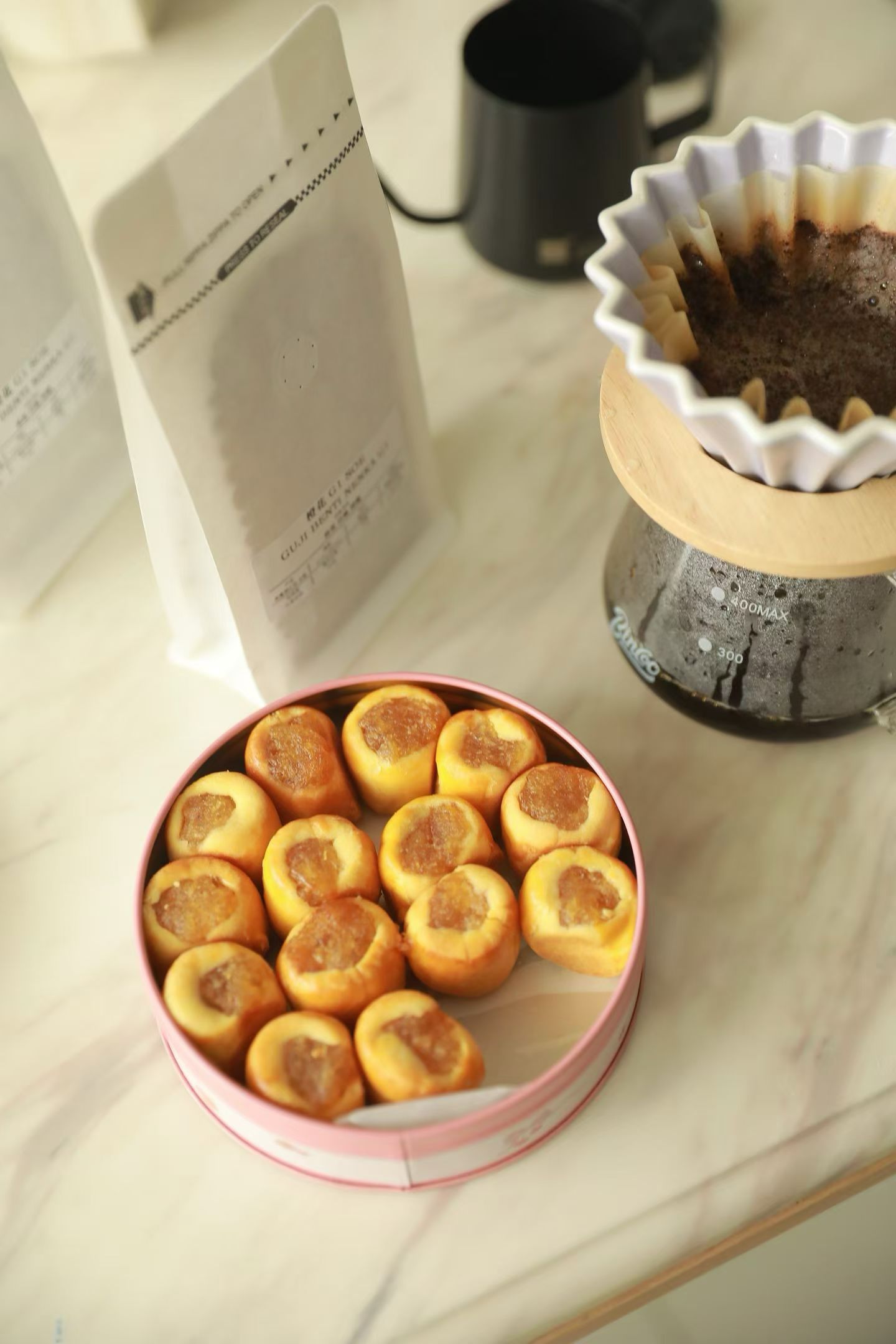 随手拍经典的一口凤梨酥配上手冲完美😍 