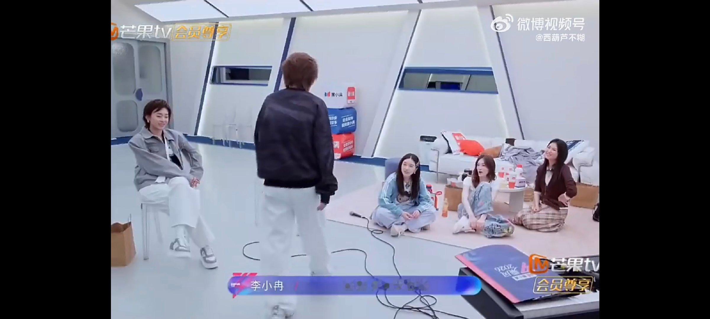 王濛王濛开玩笑说李小冉是大白嗓王濛说李小冉大白嗓看着王濛贫嘴调侃李小冉再看姐姐温