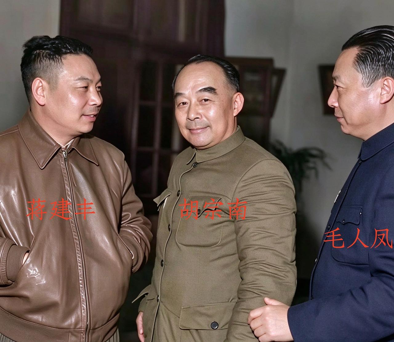 一九四九年十二月，三个男人站成一排，脸上露出尬笑。左边是蒋建丰，中间胡宗南，右边