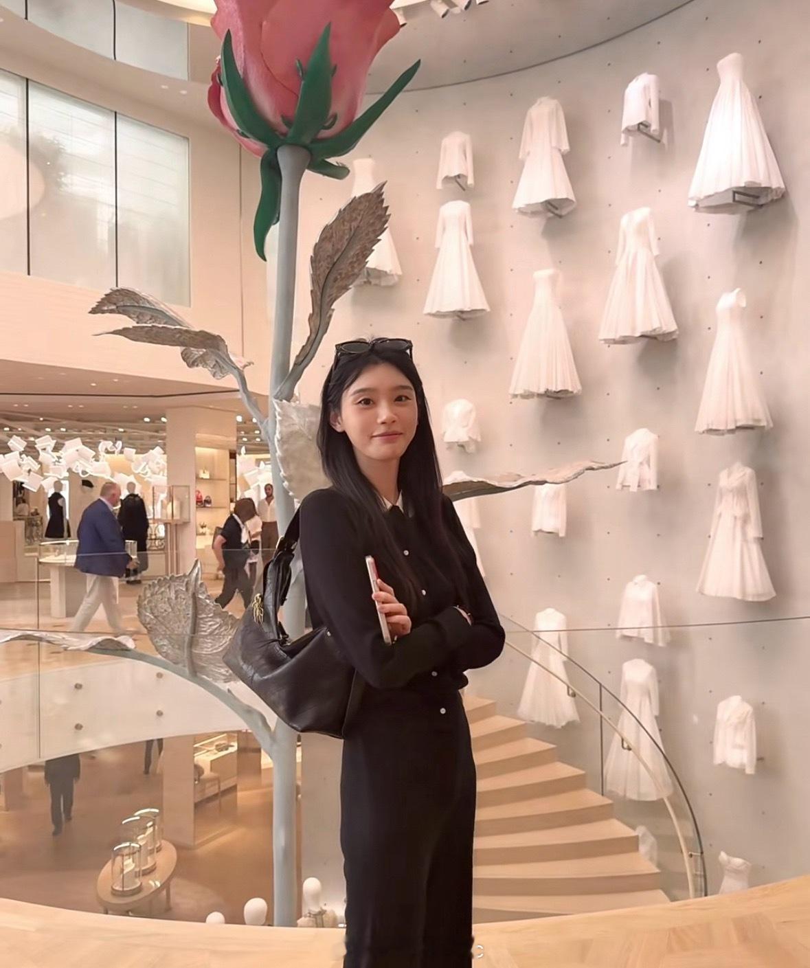 奚梦瑶全色系黑色简约大气感整体无多余装饰，尽显低调细节奢华 ​​​