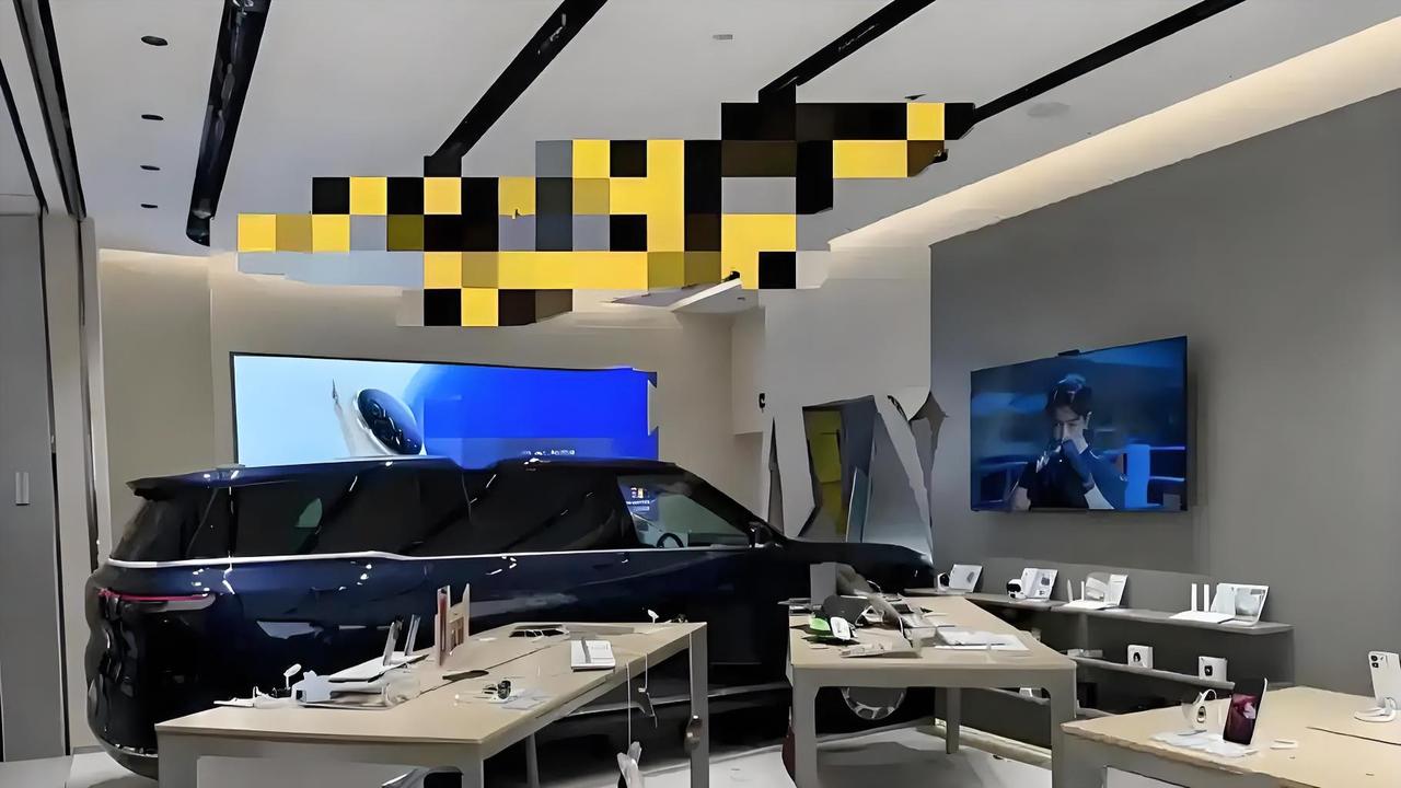 吓懵了！中山商场小孩误触展车，直接撞进手机店，车企回应了…
 
12月27日广东