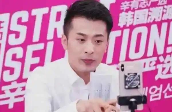 辛巴直言，明星只是戏子，无需神化。他们因作品受喜爱，但现实中也是普通人。过度追捧