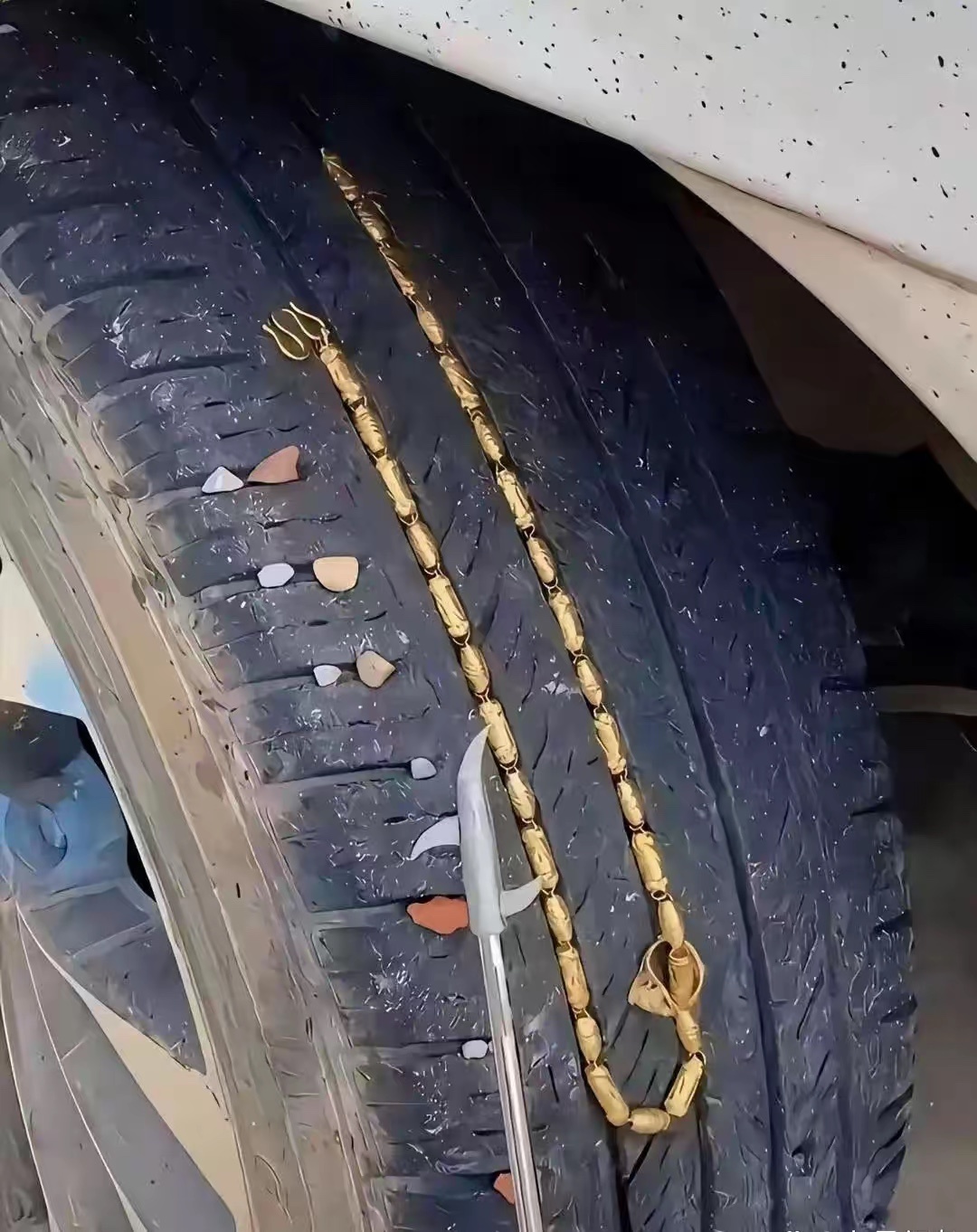 现在金价这么高，这车主是不是发财了？ 