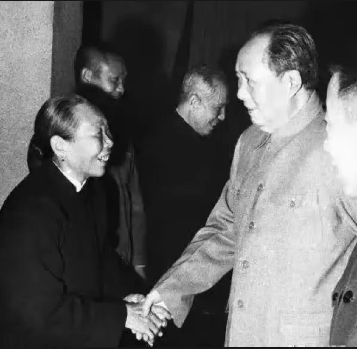 【人民至上：新时代群众路线的传承与践行】毛主席曾站在天安门城楼上高呼“人民万岁！