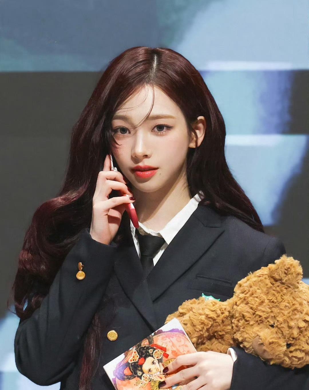 柳智敏[超话]  ｜柳智敏0411生日快乐 

一些出圈的签售造型^_^ ​​​