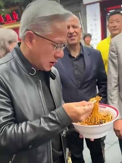 怪不得黄仁勋毫无参政的念头，多次宣称自己只专注于英伟达，对参政毫无兴致。原来，受
