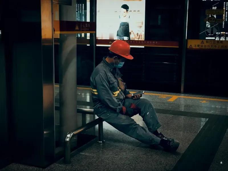 职场真相：辛苦≠加薪
职场最现实的真相：
老板不会因为你辛苦就给你加薪，
只会因