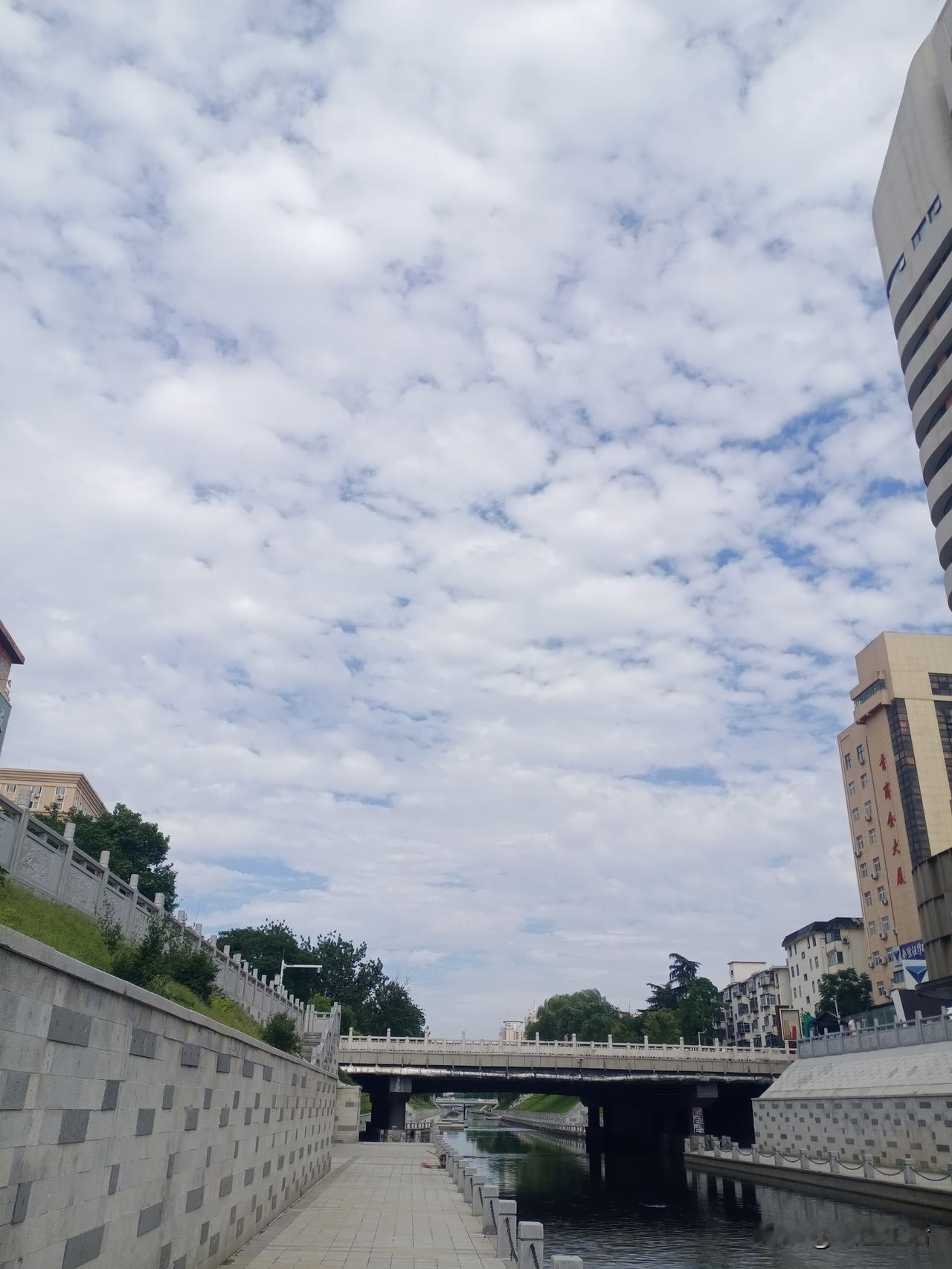 悬象不丽天，则不能扬大明灼无外，
嵩岱不托地，则不能竦峻极概云霄。