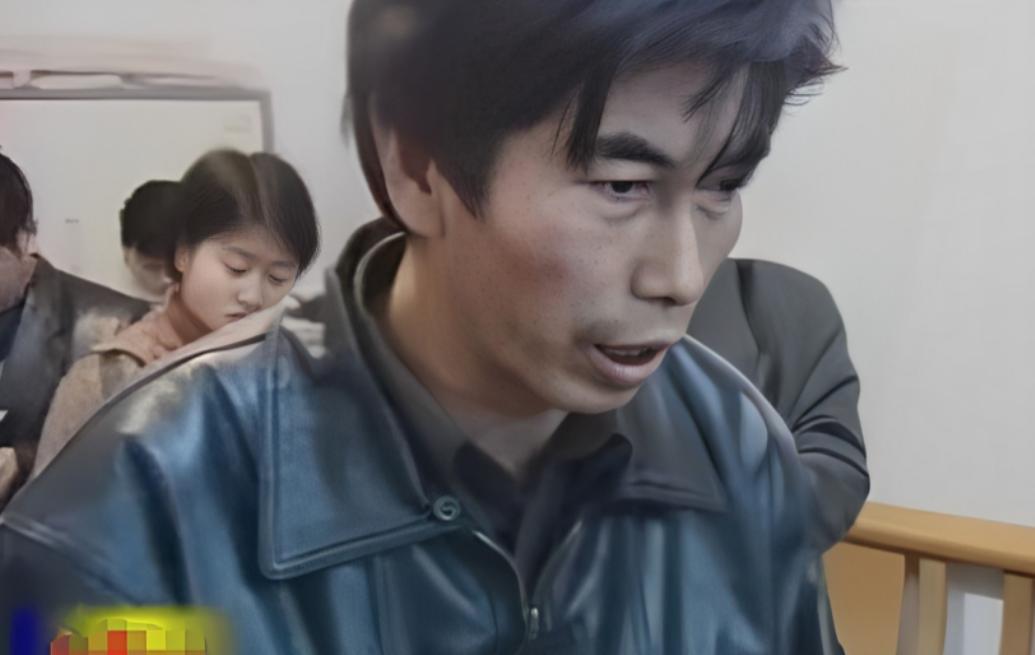 “他给我的下身上锁了。”2000年，成都一女子被男友罚跪在诊所门口，当人们问她为