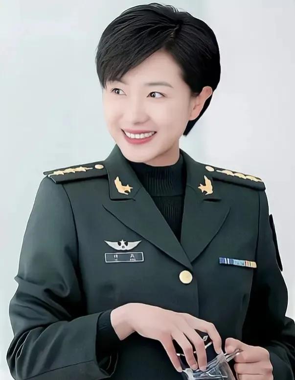 万茜是一位中国女演员，她以其卓越的演技和才华横溢的形象，深受广大观众的喜爱。以下