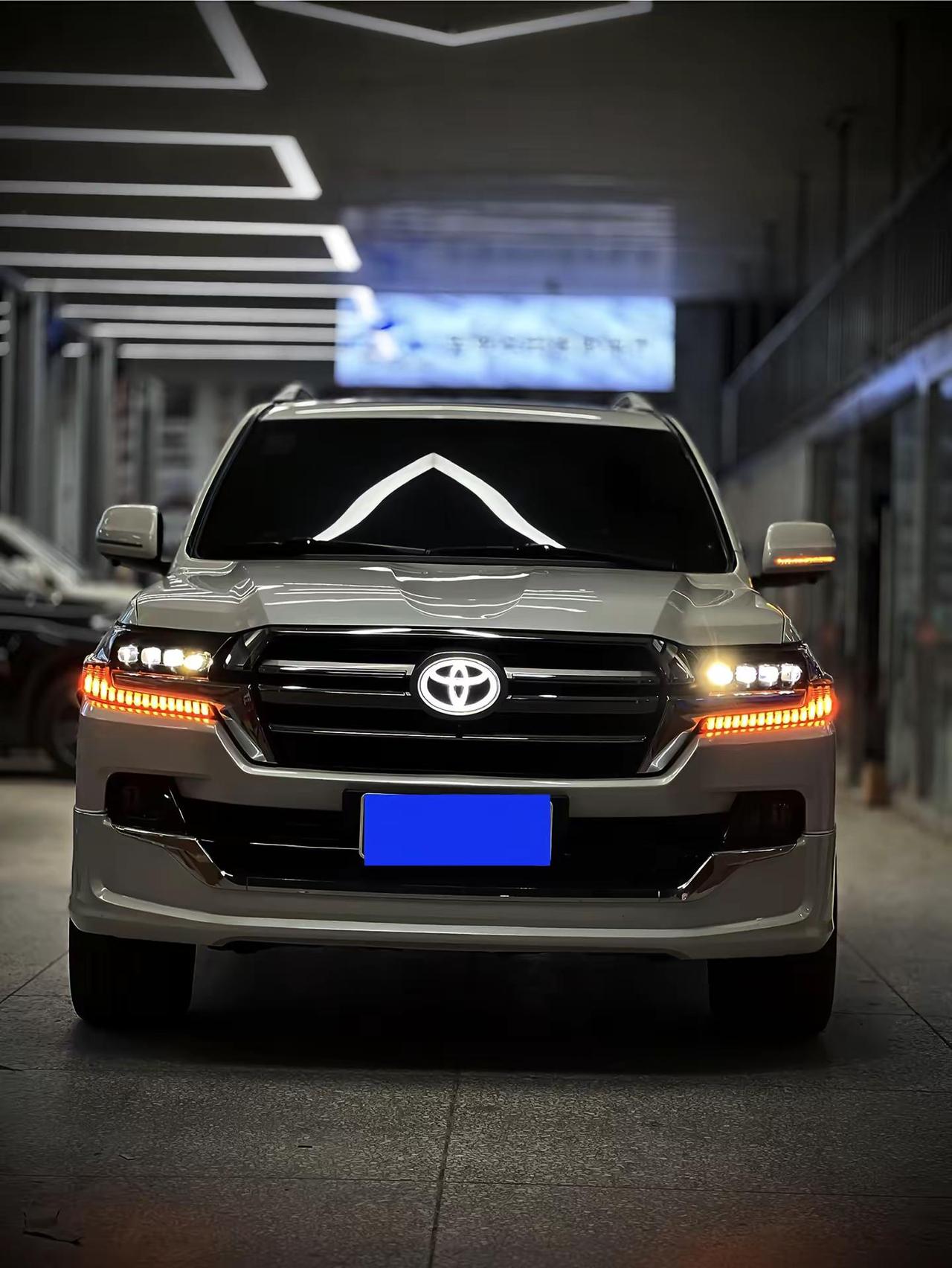 米色内饰的丰田兰德酷路泽，改黑红内饰。汽车文化 改装内饰翻新 丰田兰德酷路泽