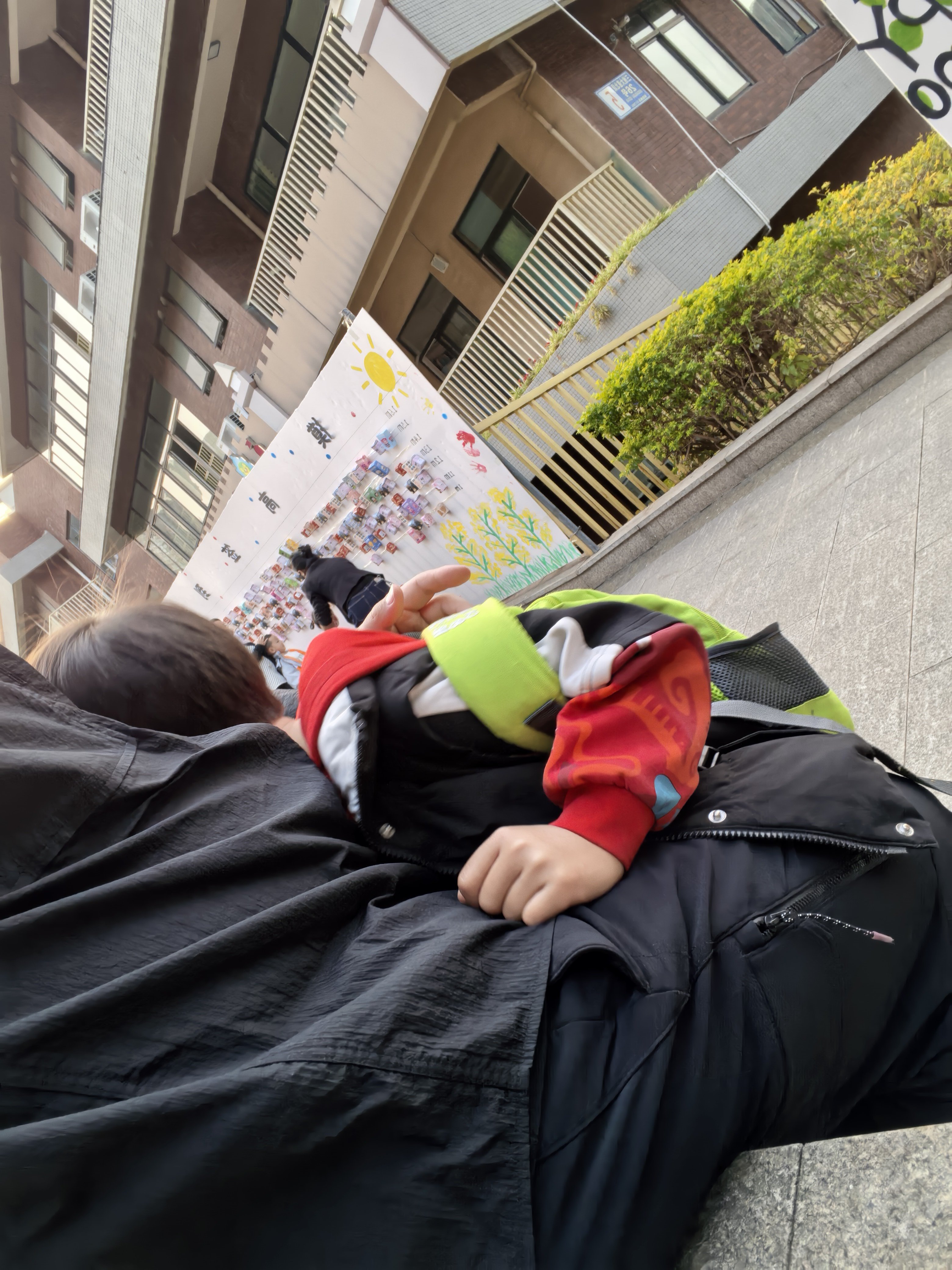 完了送不出去了，到学校门口就哇哇大哭