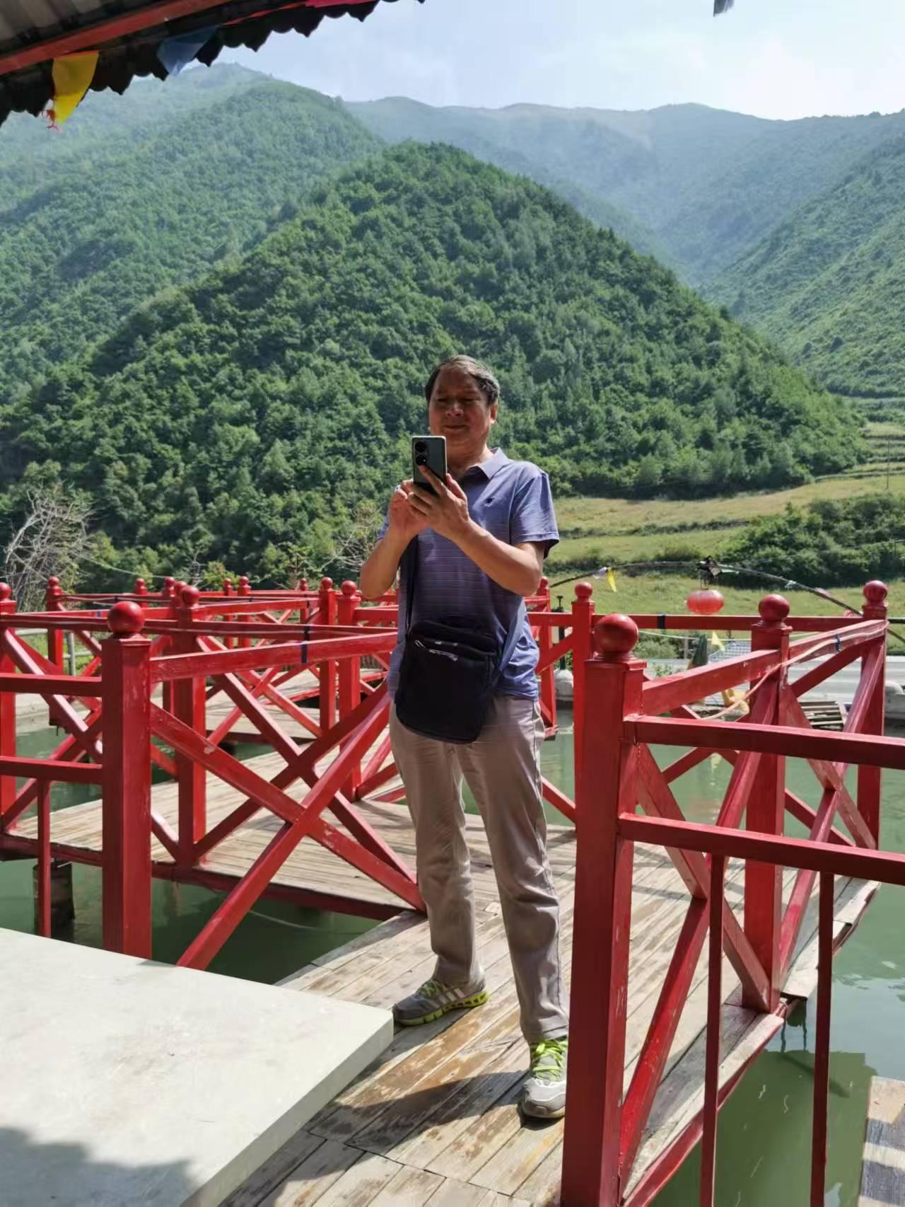 1983年师范毕业端上了铁饭碗，86年学校租大班车组织老师去西安旅游，我人生第一