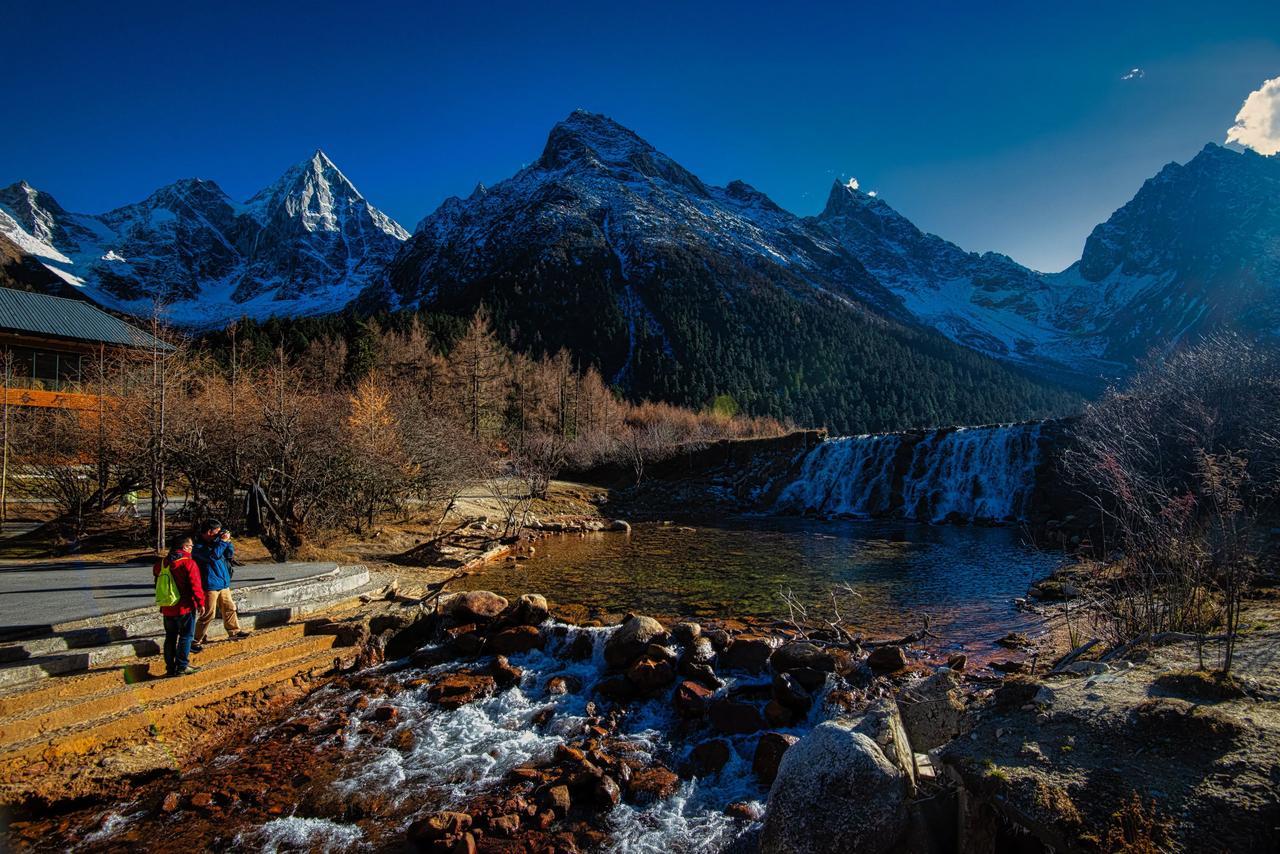 雪山下的潺潺流水，情侣漫步的浪漫时光。🏔️🌊💑