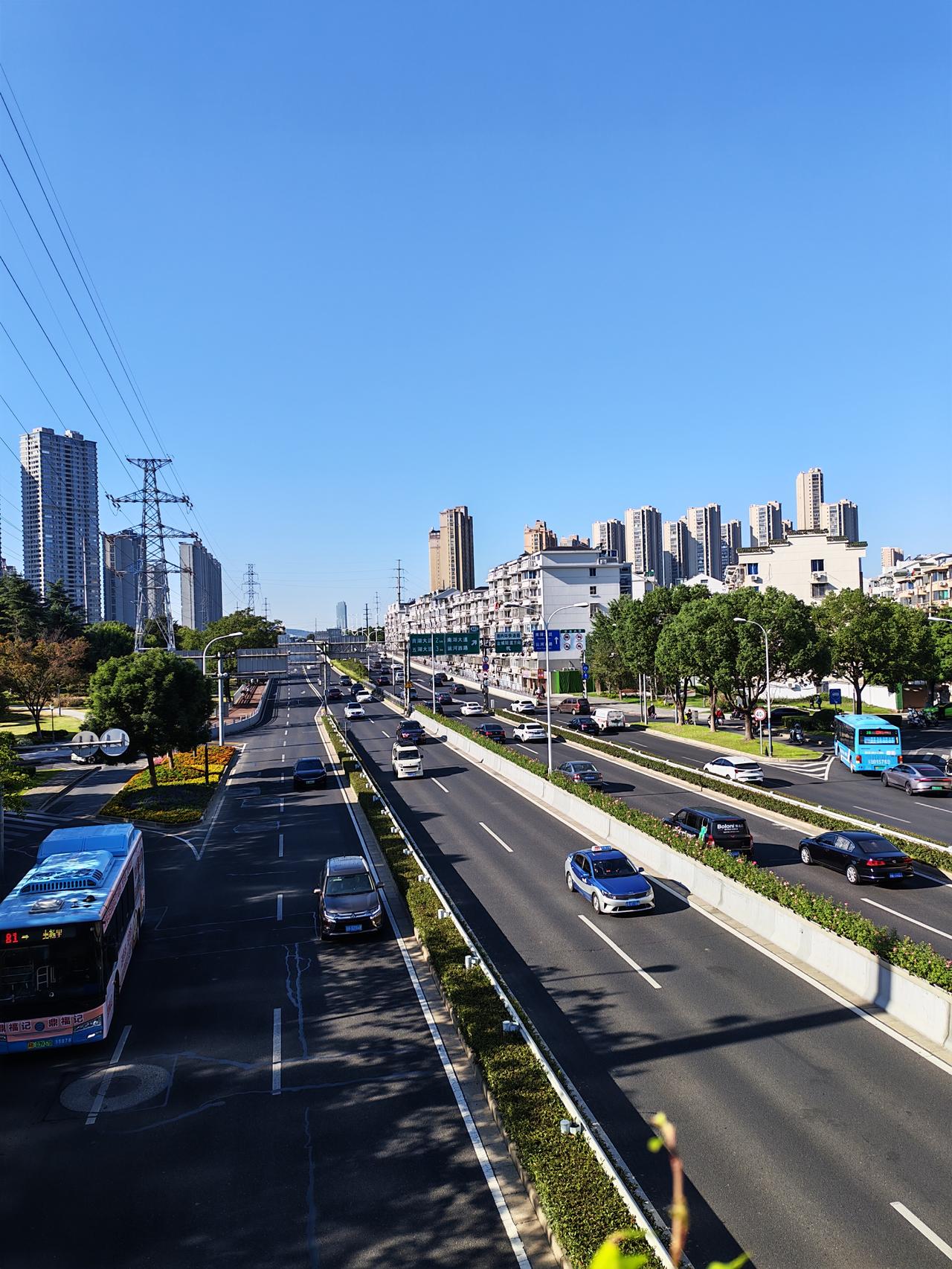 进入秋季的江苏无锡的天空，万里无云，似同清洗过的蔚蓝色的天空，与地面的汽车、桥梁