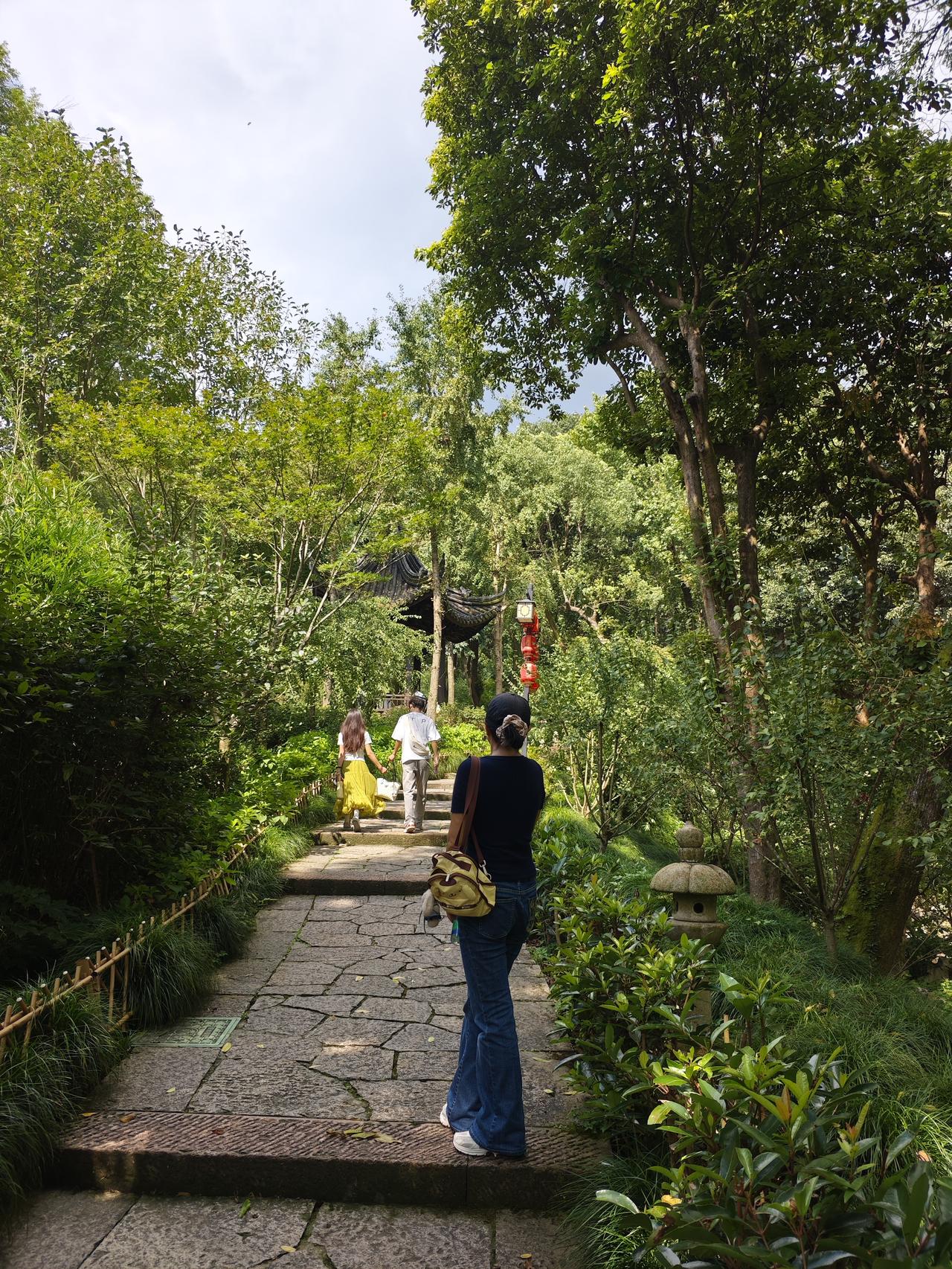 昨天8月27日（农历七月十五）杭州永福寺举办盂兰盆法会，我也来到了永福寺，听出家