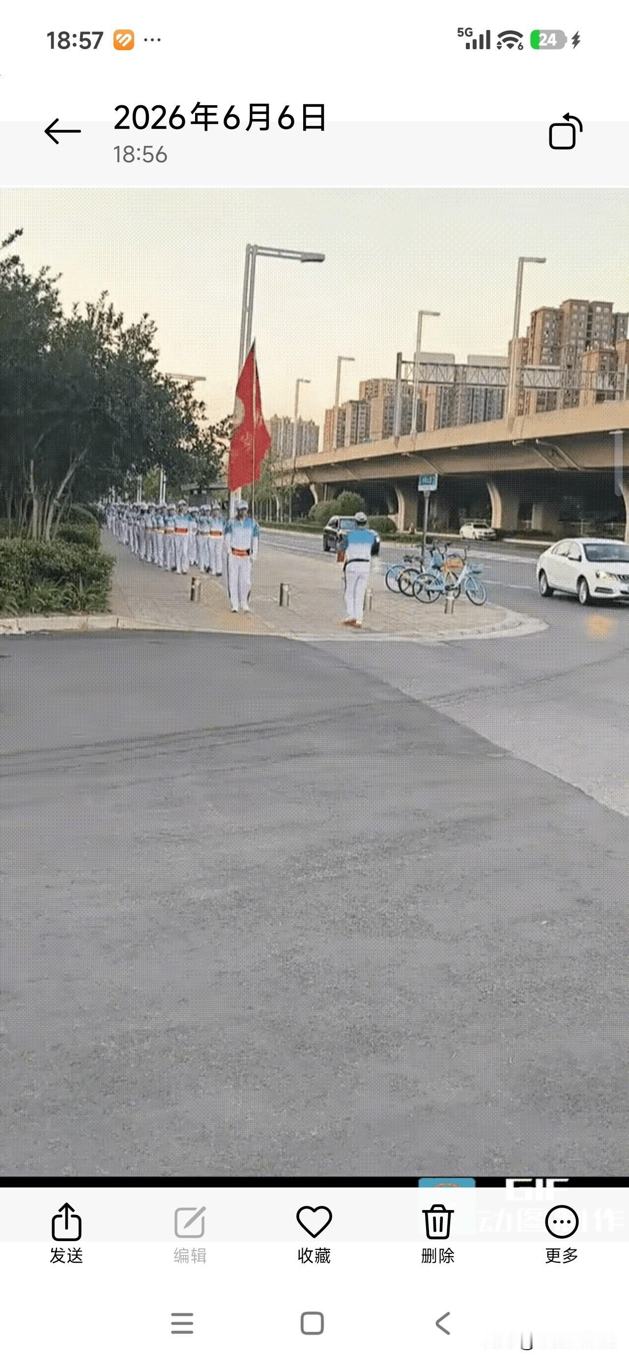 暴走团在街上大摇大摆，丝毫不把过路的车辆放在眼里，路过的车都不得不停下。这不是普