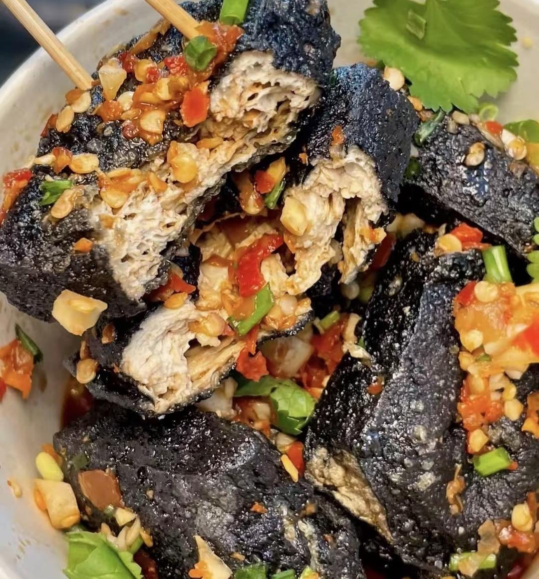 谈及臭豆腐，这道极具争议的传统小吃，着实是让人又爱又恨、五味杂陈。它宛如一个充满