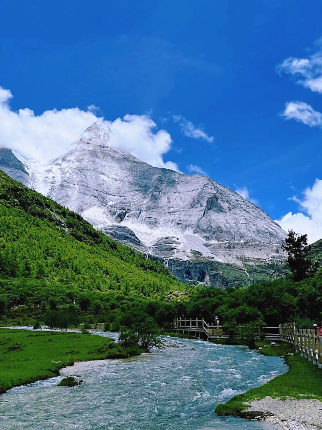 美丽的稻城亚丁，夏天纳凉避暑好去处！📍