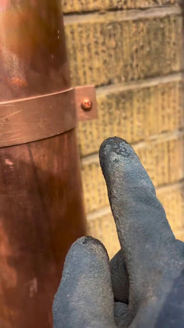 人有钱到一定程度的都想不明白，这水管、排水管、铜的支架、铜的螺丝、铜的纯紫铜，看