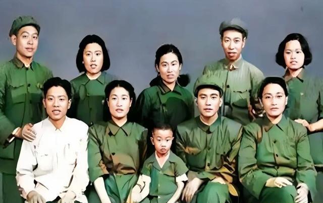 1951年冬天，刘青山在老家安排了一次热闹的全家聚会，还请人拍了一张全家福，照片