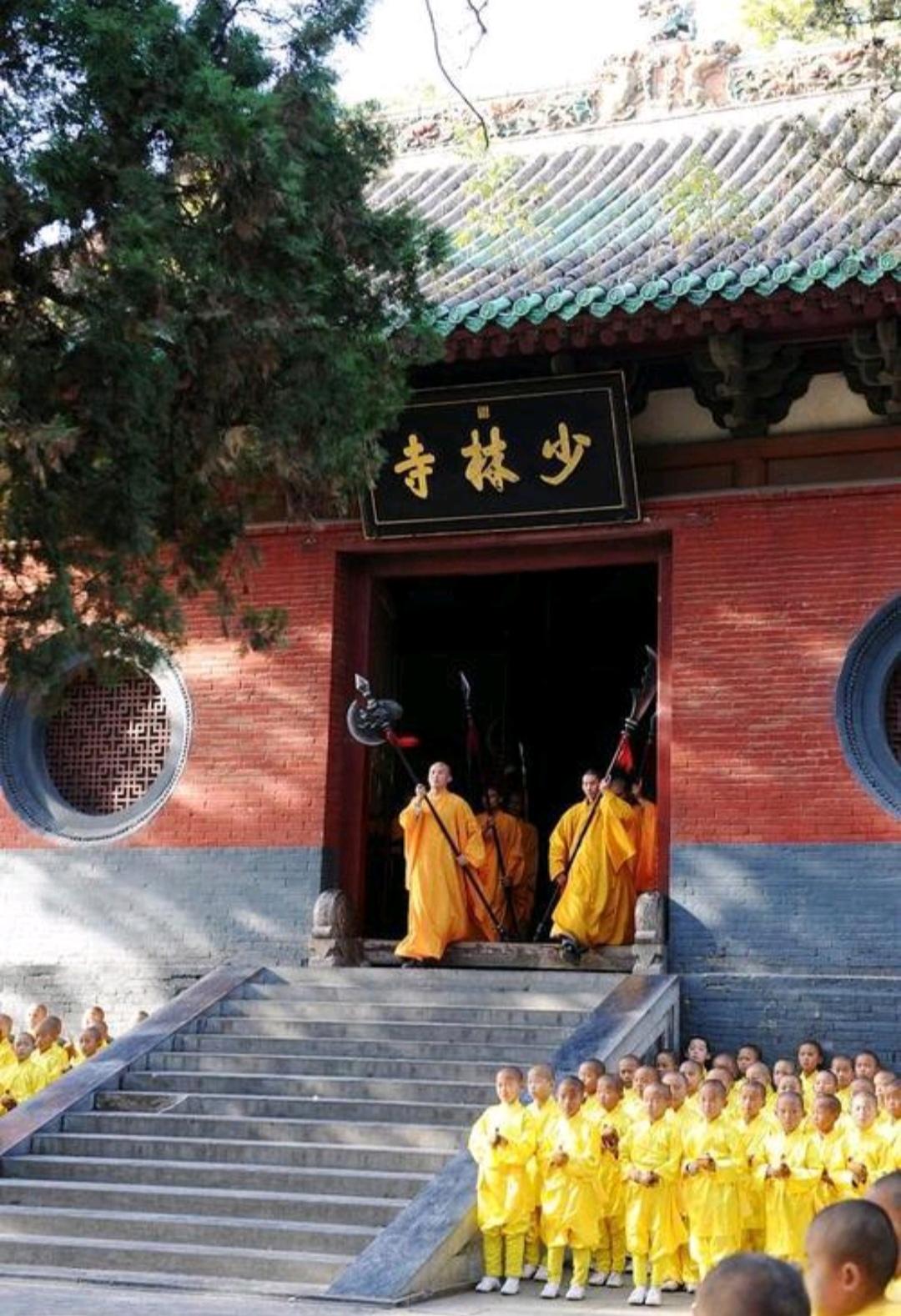 嵩山少林寺武校招生有什么要求吗？
嵩山少林寺武校招生要求还挺明确的。年龄上，一般