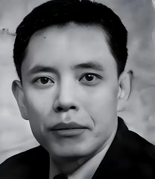 1948，毛人凤派特务沈醉去暗杀自己的姐夫余乐醒，沈醉到达时，毫不知情的余乐醒正