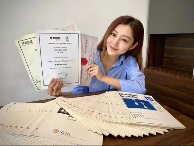 卫诗雅就算不做演员了，她也饿不到自己，
倒不是说她赚了很多钱，也不是说有谁养着她