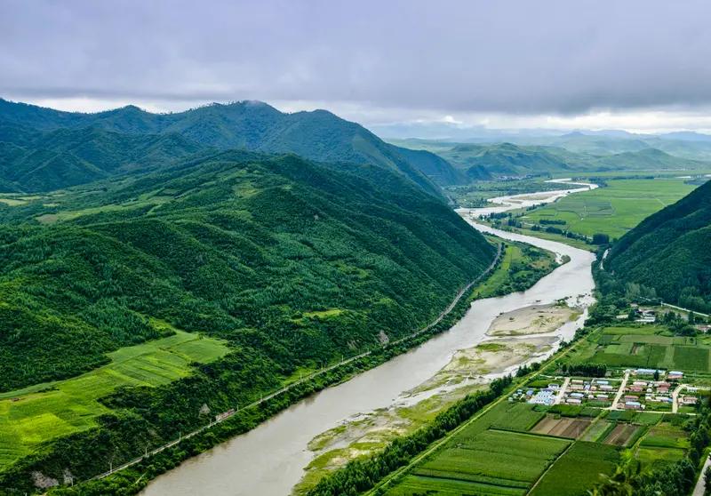 图们江的入海口位于俄罗斯与朝鲜的交界处，注入日本海。其具体位置在吉林省珲春市敬信