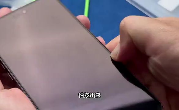 苹果18ProMax第一批机主的呐喊，没想过能被一张小小玻璃整笑！！新...