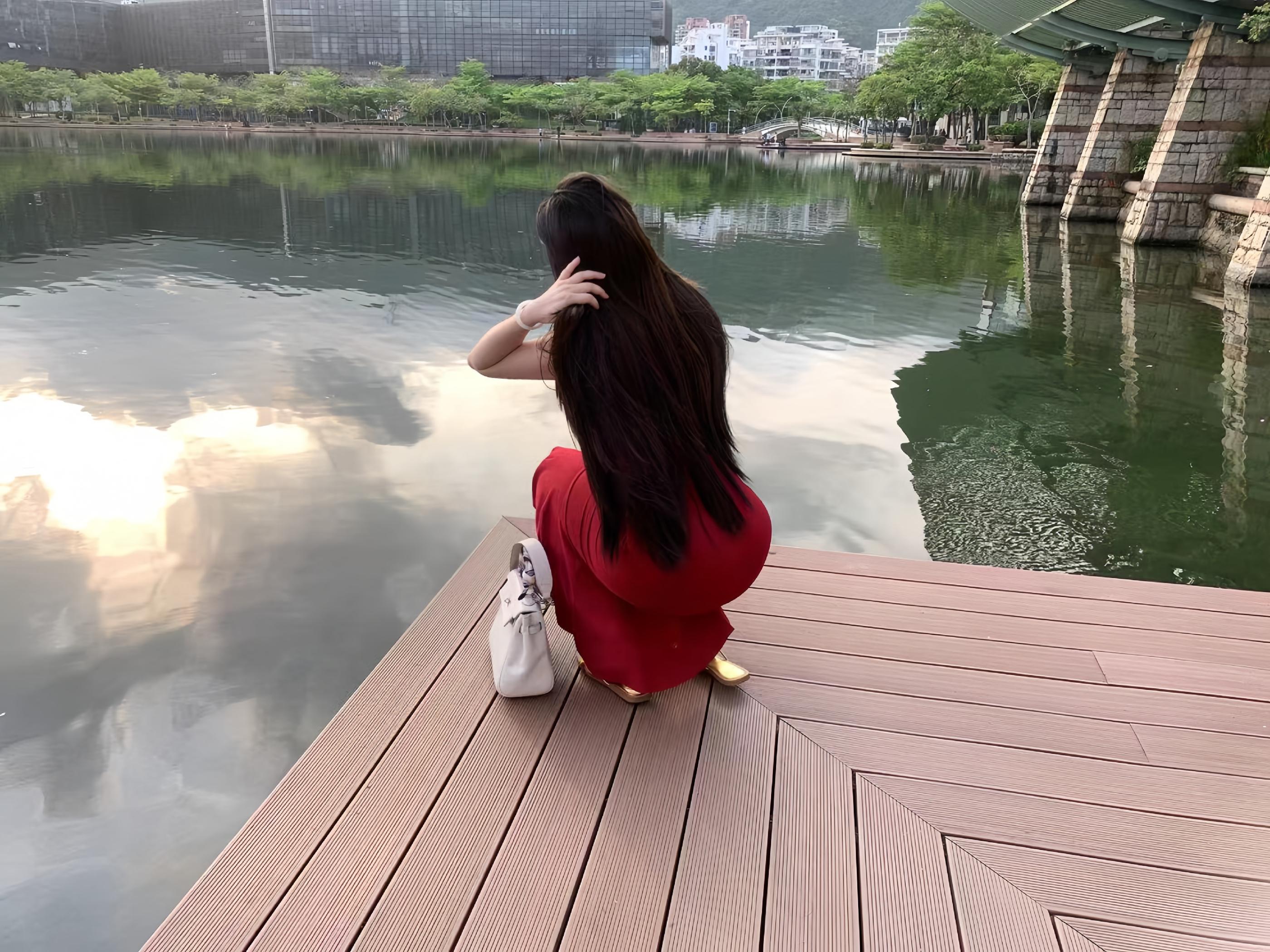 周五快乐。“ 嘎嘎嘎嘎 黑天鹅生活在这么美的环境里 应该没啥烦恼吧”