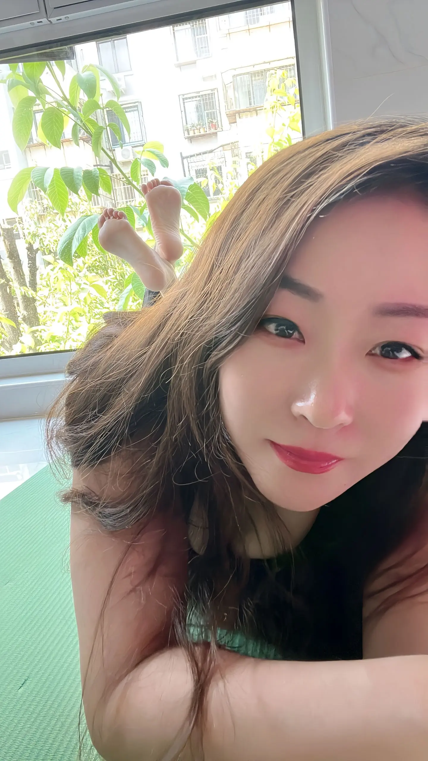 睡同一张床 一起挣钱，下班了，做点小菜 两个人一日三餐、两点一线，平平...